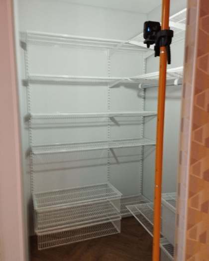 Белая П-образная гардеробная с выдвижными корзинами, ~1,5×1,5 м, фото 3
