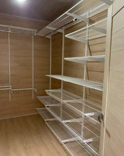 Белая П-образная гардеробная с выдвижными корзинами, ~2,1×2,7 м, фото 1