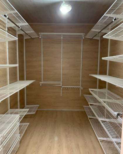 Белая П-образная гардеробная с выдвижными корзинами, ~2,1×2,7 м, фото 2