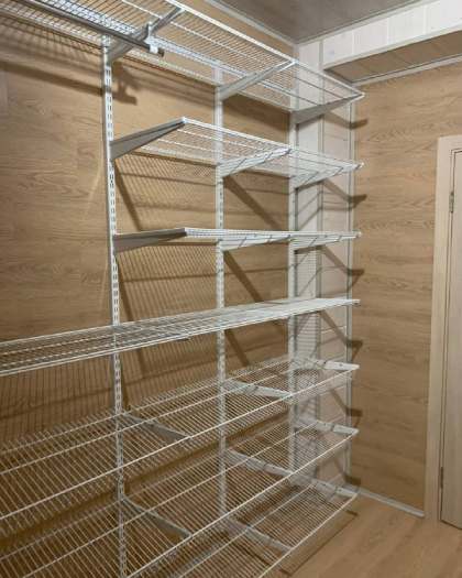 Белая П-образная гардеробная с выдвижными корзинами, ~2,1×2,7 м, фото 4