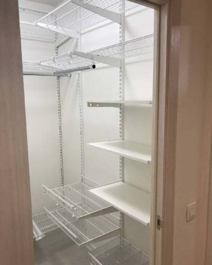 Белая П-образная гардеробная с выдвижными корзинами, ~1,5×1,7 м, фото 2