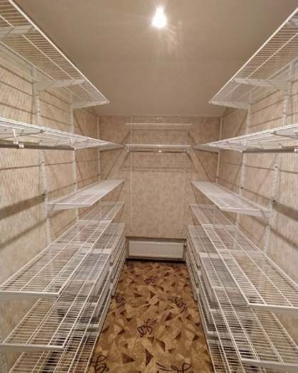 Белая П-образная гардеробная с выдвижными корзинами, фото 1