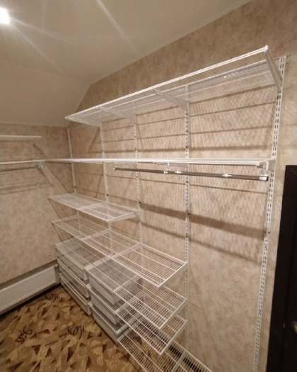 Белая П-образная гардеробная с выдвижными корзинами, фото 2