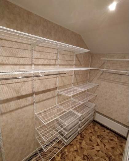 Белая П-образная гардеробная с выдвижными корзинами, фото 3