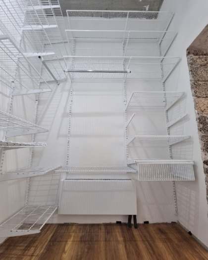 Белая П-образная гардеробная с выдвижными корзинами, ~1,8×2,3 м, фото 3