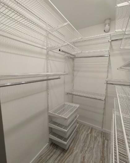 Белая П-образная гардеробная с выдвижными корзинами, ~1,8×2,6 м, фото 2