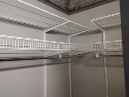 Белая П-образная гардеробная с выдвижными корзинами, ~1,8×2 м, фото 1