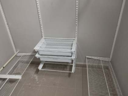 Белая П-образная гардеробная с выдвижными корзинами, ~1,8×2 м, фото 4