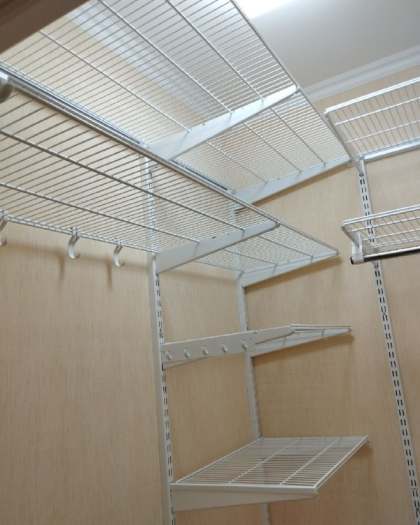 Белая П-образная гардеробная с выдвижными корзинами, ~1,3×1,6 м, фото 1