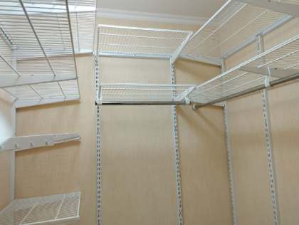 Белая П-образная гардеробная с выдвижными корзинами, ~1,3×1,6 м, фото 3