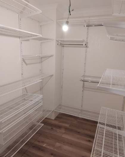 Белая П-образная гардеробная с выдвижными корзинами, ~1,5×2 м, фото 1