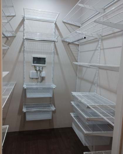 Белая П-образная гардеробная с выдвижными корзинами, ~1,5×2,2 м, фото 1