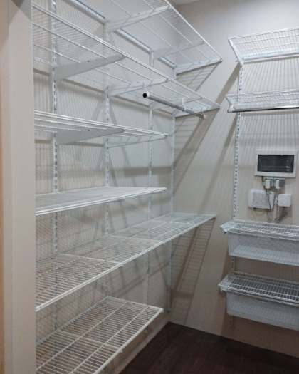 Белая П-образная гардеробная с выдвижными корзинами, ~1,5×2,2 м, фото 2
