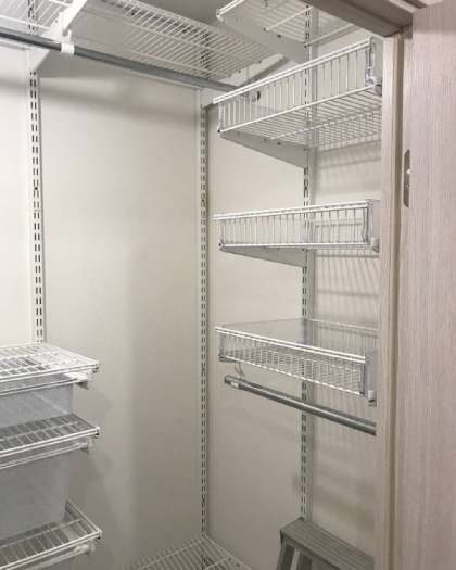 Белая П-образная гардеробная с выдвижными корзинами, ~1,4×1,5 м, фото 1