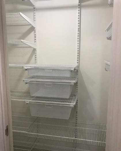 Белая П-образная гардеробная с выдвижными корзинами, ~1,4×1,5 м, фото 2