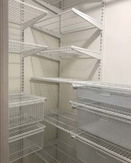 Белая П-образная гардеробная с выдвижными корзинами, ~1,4×1,5 м, фото 3