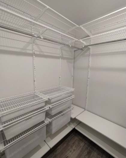 Белая П-образная гардеробная с выдвижными корзинами, ~1,5×2,2 м, фото 1