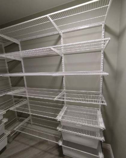 Белая П-образная гардеробная с выдвижными корзинами, ~1,7×2,1 м, фото 1