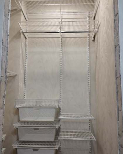 Белая П-образная гардеробная с выдвижными корзинами, ~1,4×1,8 м, фото 5