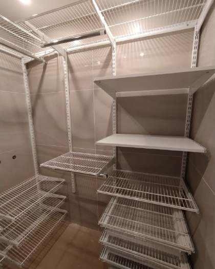 Белая П-образная гардеробная с выдвижными корзинами, ~1,7×2 м, фото 1