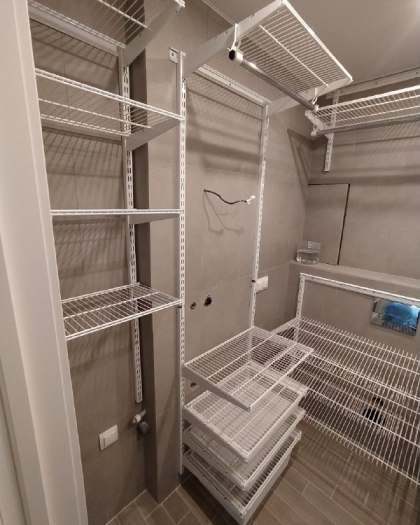 Белая П-образная гардеробная с выдвижными корзинами, ~1,7×2 м, фото 3