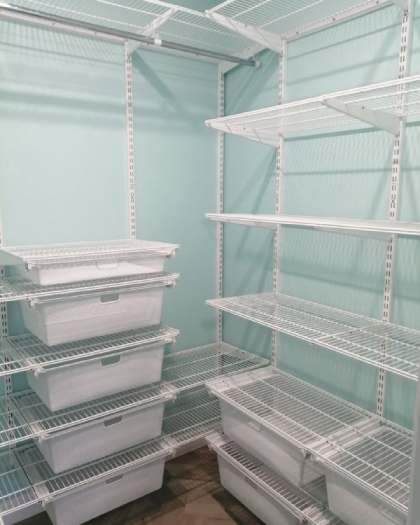 Белая П-образная гардеробная с выдвижными корзинами, ~1,8×1,5 м, фото 1