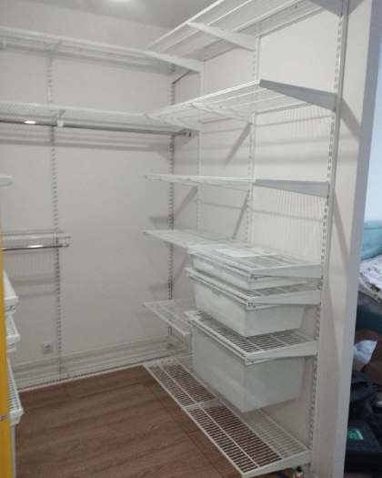 Белая П-образная гардеробная с выдвижными корзинами, ~1,8×2 м, фото 2