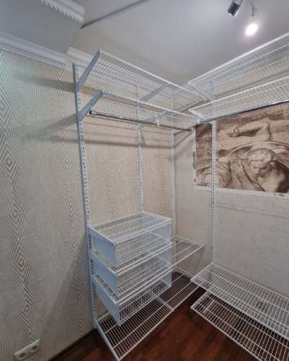 Белая П-образная гардеробная с выдвижными корзинами, ~1,8×2,2 м, фото 2
