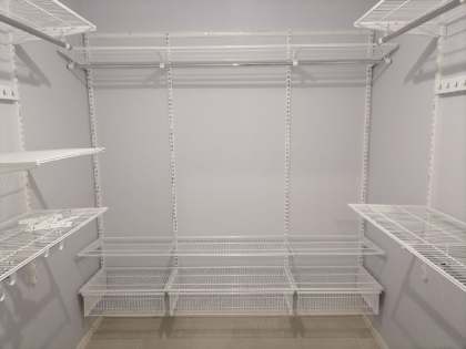 Белая П-образная гардеробная с выдвижными корзинами, ~2,1×2,5 м, фото 1
