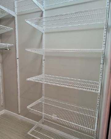 Белая П-образная гардеробная с выдвижными корзинами, ~1,8×2 м, фото 2