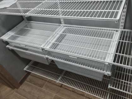 Белая П-образная гардеробная с выдвижными корзинами, ~1,5×2 м, фото 2