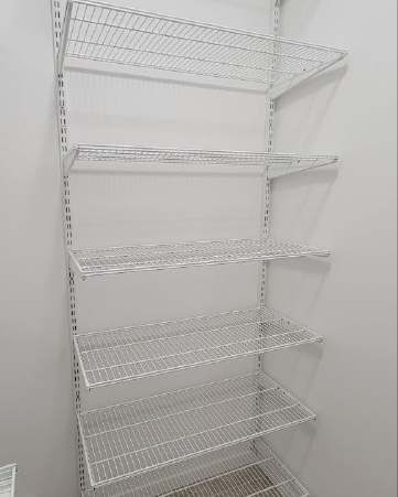 Белая П-образная гардеробная с выдвижными корзинами, ~2,4×1,8 м, фото 2