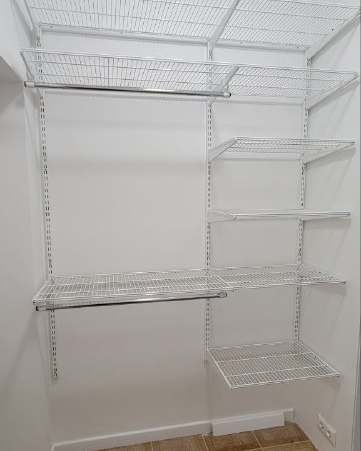 Белая П-образная гардеробная с выдвижными корзинами, ~2,4×1,8 м, фото 5