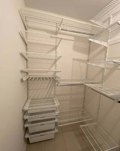 Белая П-образная гардеробная с выдвижными корзинами, ~1,3×1,5 м, фото 1