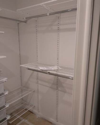 Белая П-образная гардеробная с выдвижными корзинами, ~1,7×1,5 м, фото 2