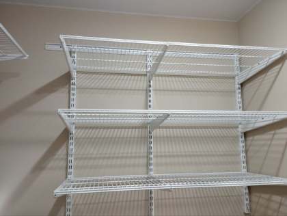 Белая П-образная гардеробная с выдвижными корзинами, ~2,1×1,8 м, фото 10