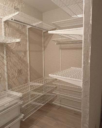 Белая П-образная гардеробная с выдвижными корзинами, ~2,7×2 м, фото 2
