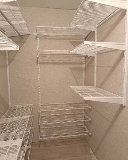 Белая П-образная гардеробная с выдвижными корзинами, ~2,7×2 м, фото 3