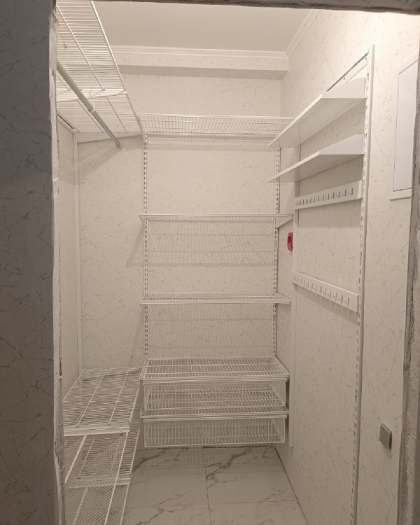 Белая П-образная гардеробная с выдвижными корзинами, ~1,3×1,9 м, фото 1