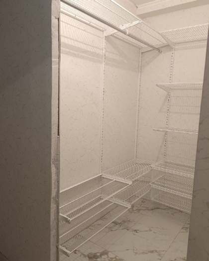 Белая П-образная гардеробная с выдвижными корзинами, ~1,3×1,9 м, фото 2