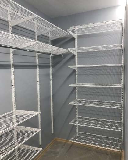 Белая П-образная гардеробная с выдвижными корзинами, ~1,4×2 м, фото 1