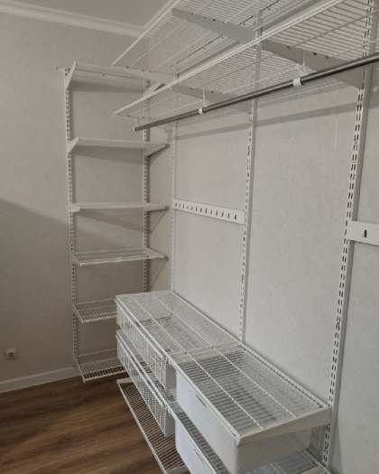Белая П-образная гардеробная с выдвижными корзинами, фото 1