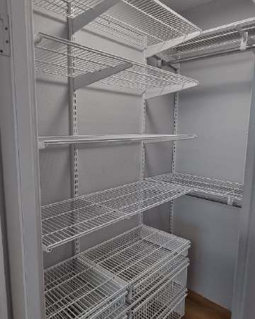 Белая П-образная гардеробная с выдвижными корзинами, ~1,2×1,9 м, фото 2