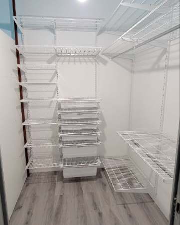 Белая П-образная гардеробная с выдвижными корзинами, ~1,5×2,1 м, фото 2