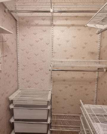Белая П-образная гардеробная с выдвижными корзинами, ~1,6×1,9 м, фото 1