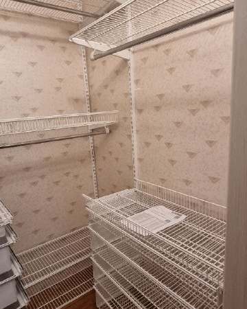 Белая П-образная гардеробная с выдвижными корзинами, ~1,6×1,9 м, фото 3