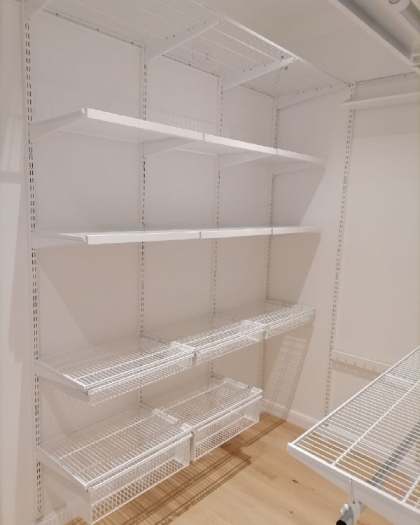 Белая П-образная гардеробная с выдвижными корзинами, ~2,4×1,8 м, фото 2