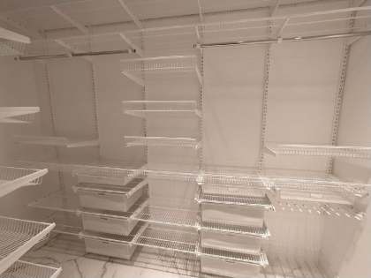 Белая П-образная гардеробная с выдвижными корзинами, ~2,4×2 м, фото 1