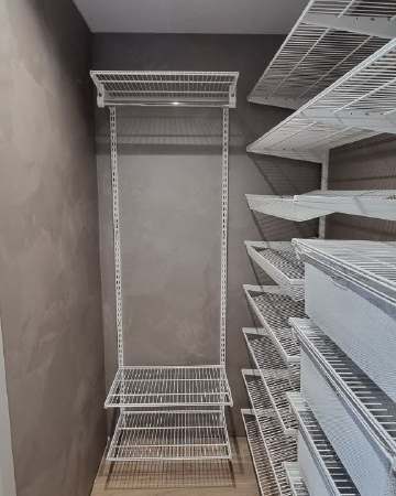 Белая П-образная гардеробная с выдвижными корзинами, ~0,9×2,2 м, фото 1