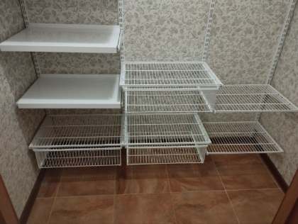 Белая П-образная гардеробная с выдвижными корзинами, ~1,8×1,2 м, фото 1